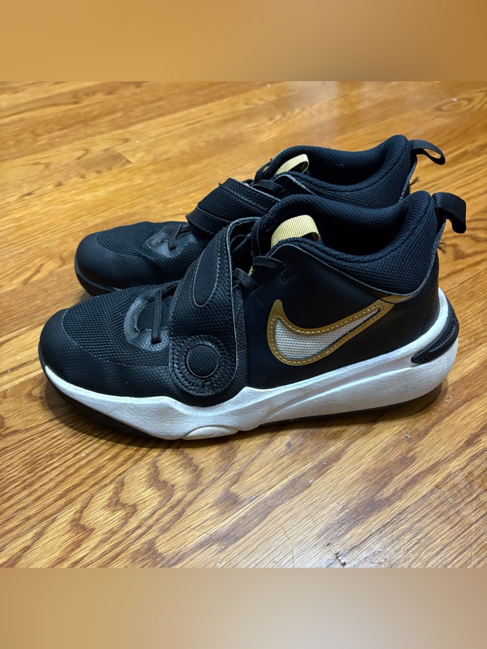 Nike Team Hustle D 11 Basketball Shoes Black Gold Youth 7Y Womens 8.5